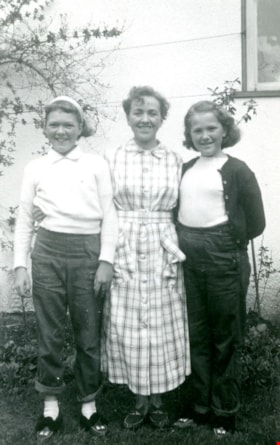 Edie, Frances and Maureen Fleming, 1951 thumbnail