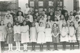 Gilmore Avenue School class, 1916 thumbnail