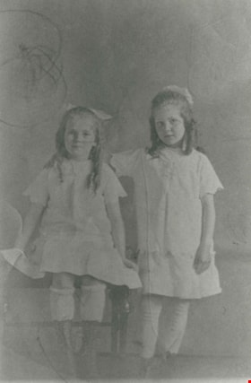 Beniston sisters, [1917] (date of original), copied 1986 thumbnail