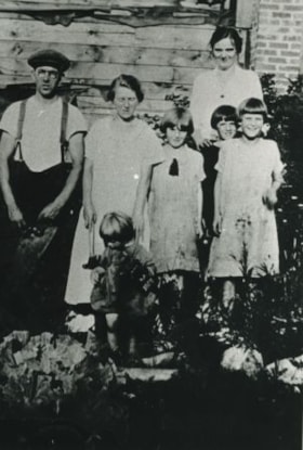 Eshelby and Marsh families, 1924 (date of original), copied 1986 thumbnail