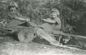 Rorison children, [1927] (date of original), copied 1986 thumbnail