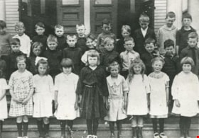 Nelson Avenue School Junior class, 1922 (date of original), copied 1986 thumbnail