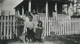 Warren family and friends, [191-] (date of original), copied 1986 thumbnail