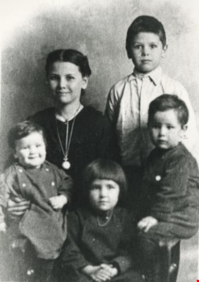 Patience family, 1920 (date of original), copied 1986 thumbnail