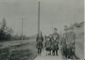 Patience family children and friends, 1923 (date of original), copied 1986 thumbnail