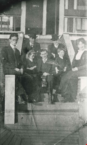Wright family, 1913 (date of original), copied 1986 thumbnail