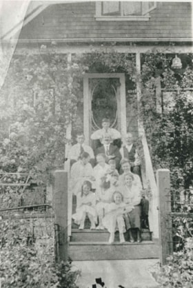 Smedley family, 1918 (date of original), copied 1986 thumbnail