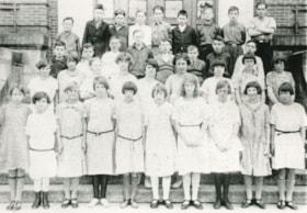 Gilmore Public School class, 1923 (date of original), copied 1986 thumbnail