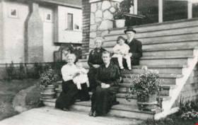 Brown family, 1917 (date of original), copied 1986 thumbnail