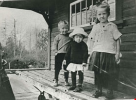 Waplington children at Sapperton Interurban station, 1917 (date of original), copied 1986 thumbnail