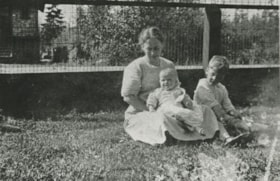 Mrs. Robinson and her children, 1920 (date of original), copied 1986 thumbnail