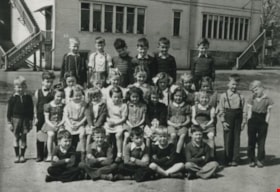Early elementary level class, 1940 thumbnail