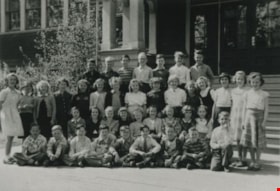 Elementary school class, 1940 thumbnail