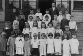 Edmonds School grade 1 class, 1921 thumbnail
