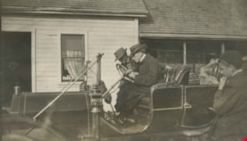 Mr. Hutton Sr. with Gordon, 1911 thumbnail