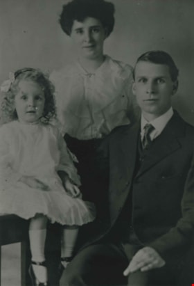 Ward family, [between 1915 and 1918] thumbnail