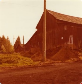 Barn at Lubbock's farm, 1977 thumbnail