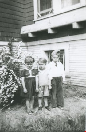 Woodean family, 1941 (date of original), copied 1992 thumbnail