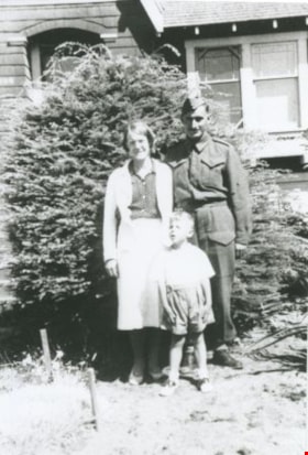 Woodean family, [1941] (date of original), copied 1992 thumbnail