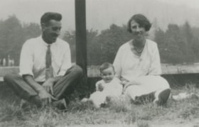 Harold and Florence Jackson with their daughter Vera, [1928] (date of original), copied 1992 thumbnail