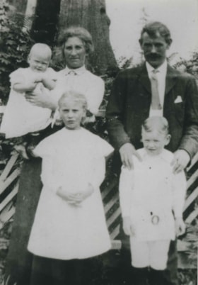 Clark family, 1914 (date of original), copied 1992 thumbnail