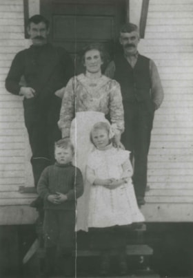Clark family, [1913] (date of original), copied 1992 thumbnail
