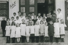 Gilmore Avenue School Grade 1 Class, 1916 (date of original), copied 1992 thumbnail