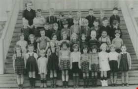 Kingsway West School Grade 1 Class, 1942 (date of original), copied 1992 thumbnail