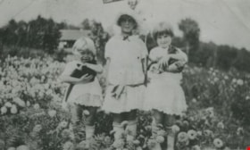 Bearn sisters, 1926 (date of original), copied 1992 thumbnail