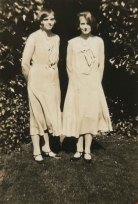 Bea and Mina Lubbock, [between 1930 and 1935] thumbnail