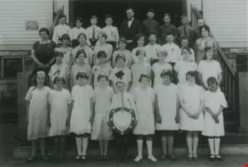 Kingsway West School Grade 5 class, 1925 (date of original), copied 1991 thumbnail