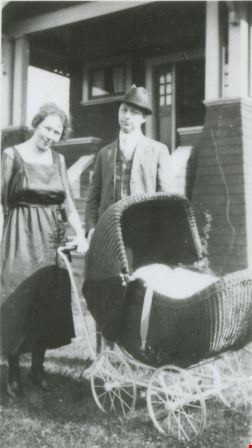 Carpenter family, 1923 (date of original), copied 1991 thumbnail