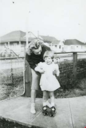 Alice Younger and Lorraine Brooks, [1939] (date of original), copied 1991 thumbnail
