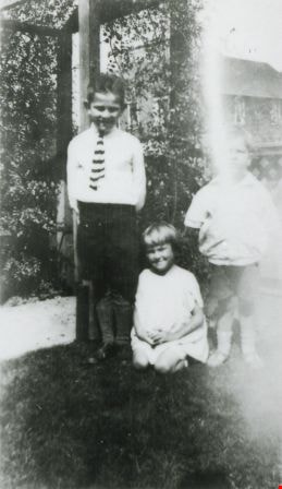 Macdonald children, [1926] (date of original), copied 1991 thumbnail