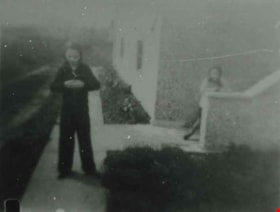 Children on Antrim Avenue, [1940] (date of original), copied 1991 thumbnail