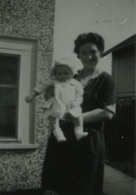 Anne and Evelyn Le Grove, [1943] (date of original), copied 1991 thumbnail