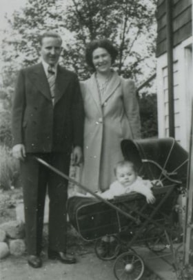 Lyle, Evelyn and Anne Le Grove, 1943 (date of original), copied 1991 thumbnail