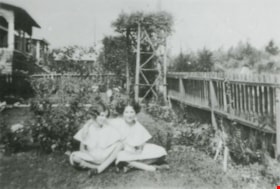 Bea Hardy and Evelyn Hardy, [1926] (date of original), copied 1991 thumbnail