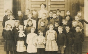 Teacher with her class, 1909 thumbnail