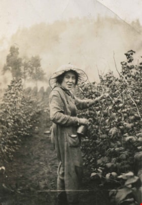 Violet Dunbar at King Beach farm, 1922 thumbnail