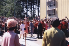 Crowd gathered for Queen Elizabeth II, 1971 thumbnail