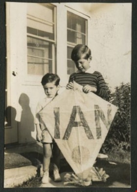 Cousins Rod and Ian Freebairn-Smith, [1940] thumbnail