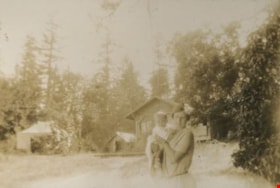 Kitty Peers holding her son Robert, 1927 thumbnail