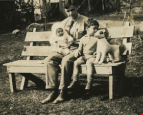 Bob Peers with his children, [1930] thumbnail