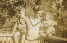 Bob Peers with his children, [1932] thumbnail