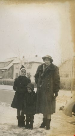 Kitty Peers and her daughters, [1940] thumbnail