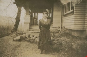 Mam Tabs in front of House of Travers, 1921 thumbnail