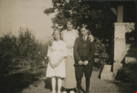 Alice Travers with her children, 1921 thumbnail