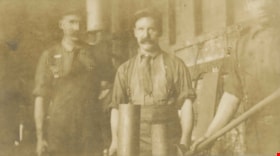 Munitions workers, 1917 thumbnail