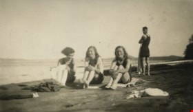 Girls at the beach, 1923 thumbnail